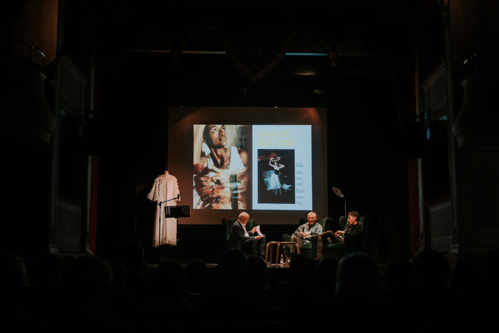 Casa-Di-Moda-Davide-Muccinelli-_-Teatro-Bibiena_-salottino-nilla-_-davide-Muccinelli-_-calogero-insalaco-_-erica-Zambelli